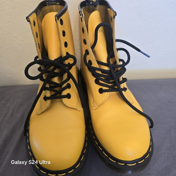 Dr. Martens 1460 Smooth Leather Lace Up Bright Yellow Combat Boots Size 9 - Picture 2 of 6